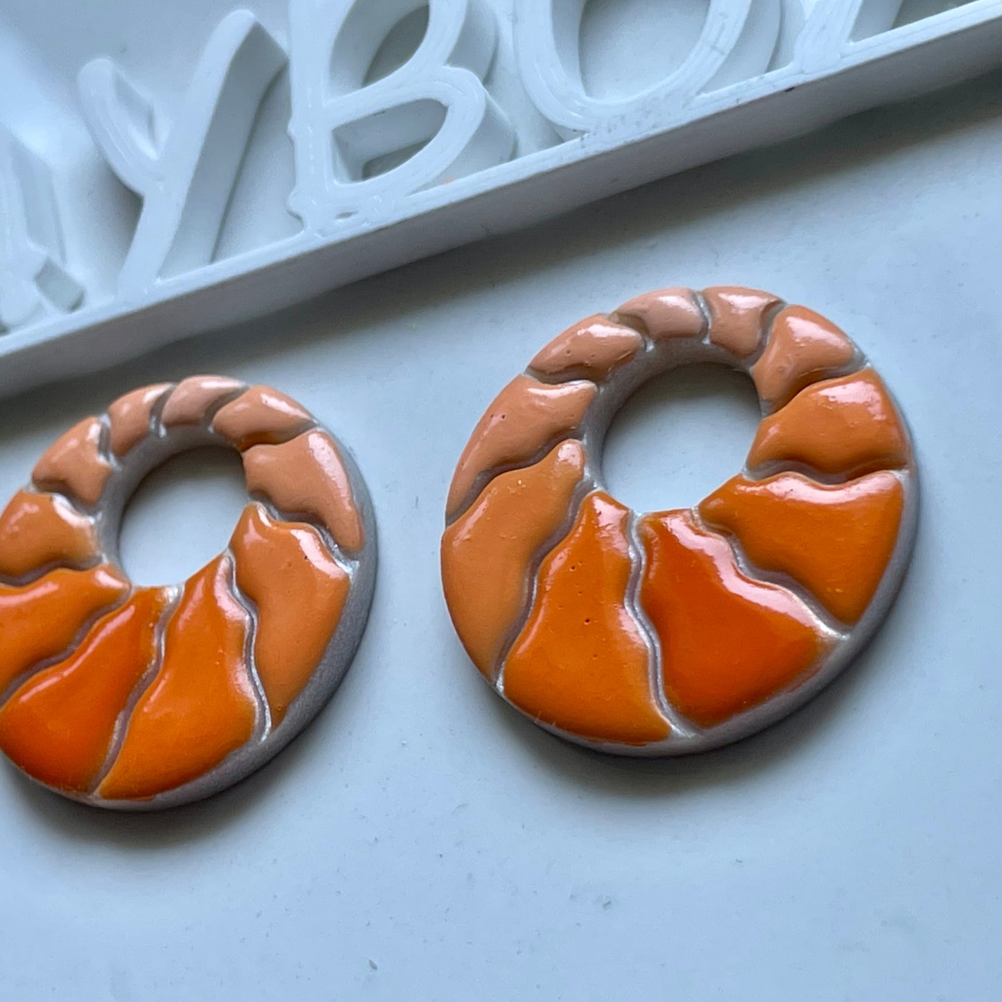 Retro circle donut cutter pair - wavy lines