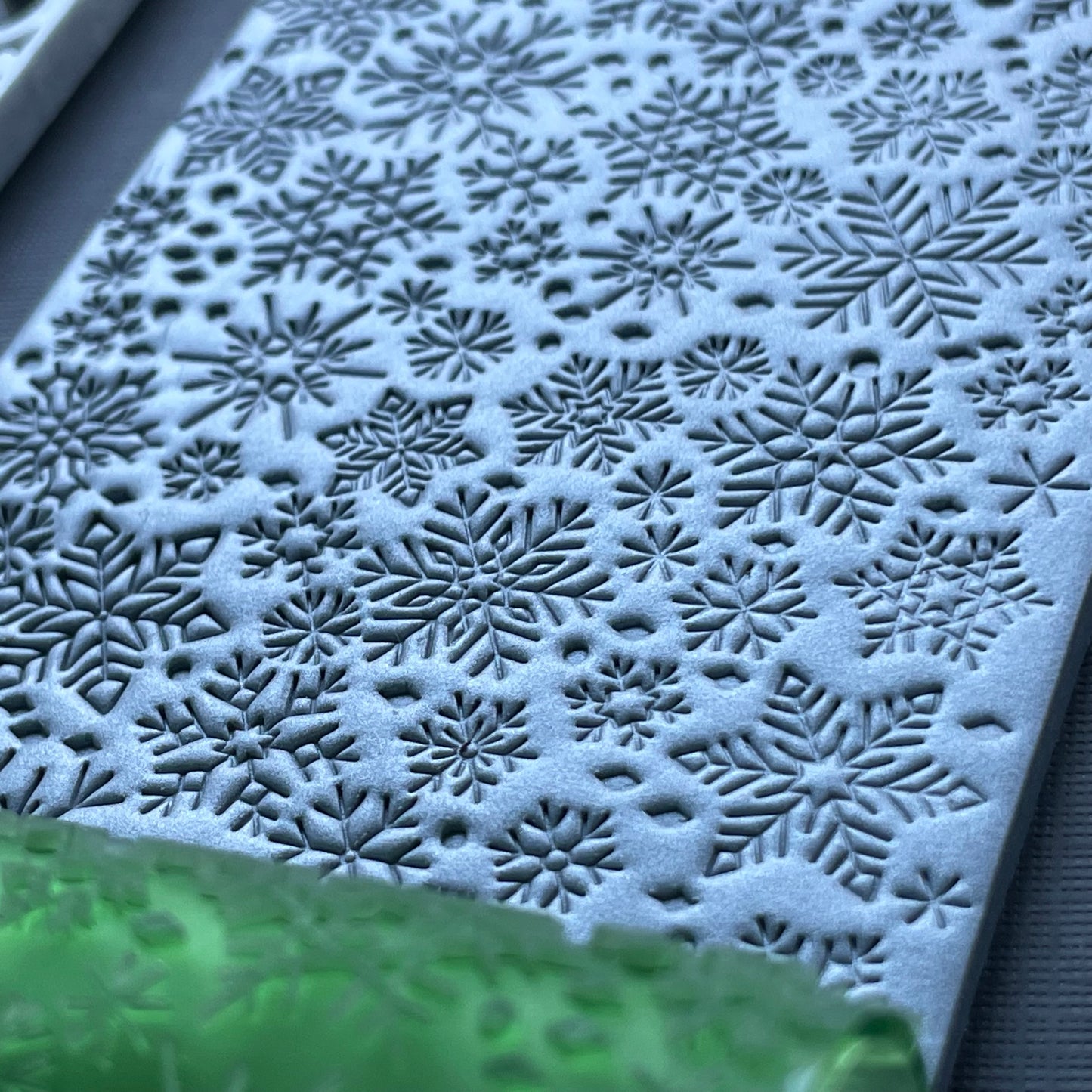 Snowflake roller