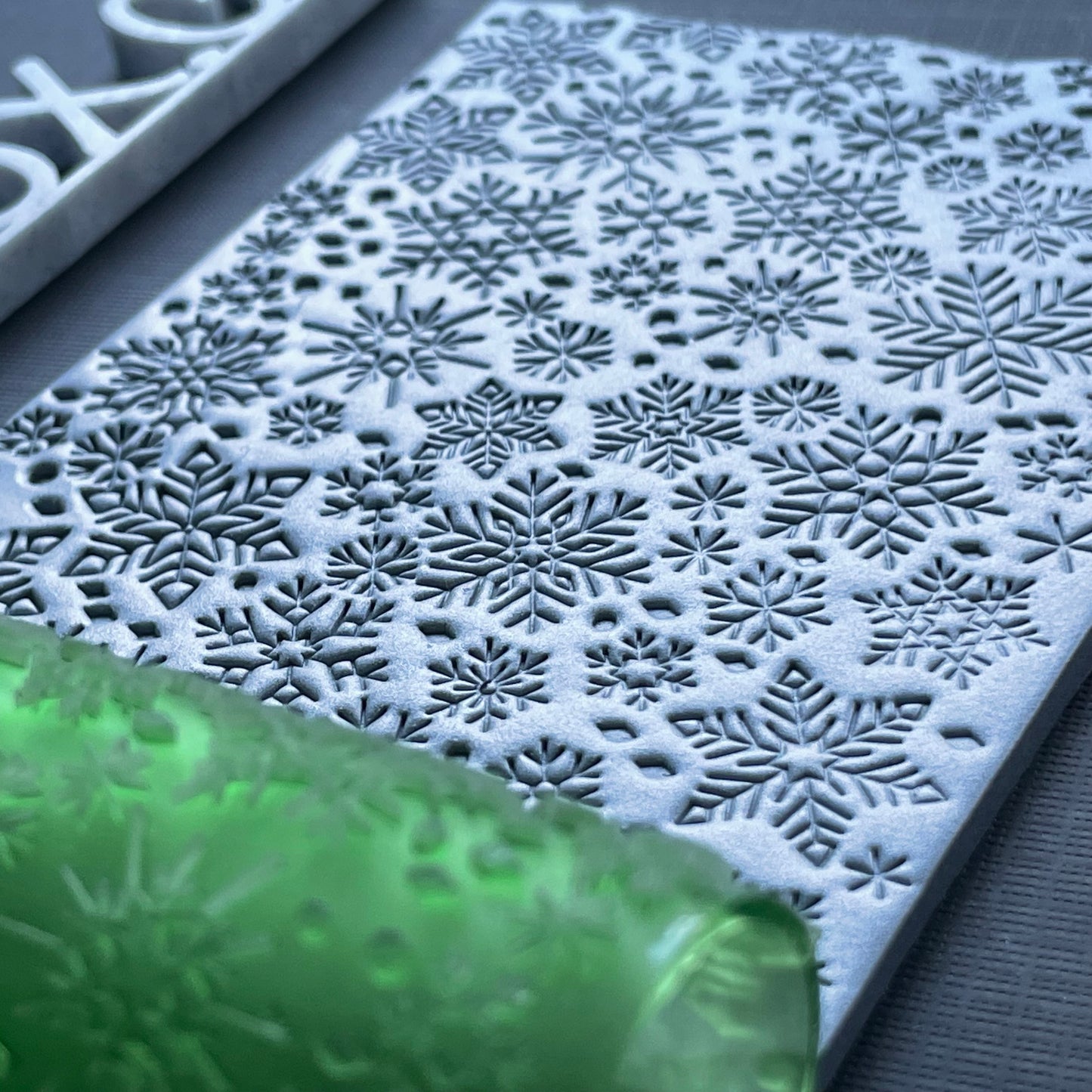 Snowflake roller