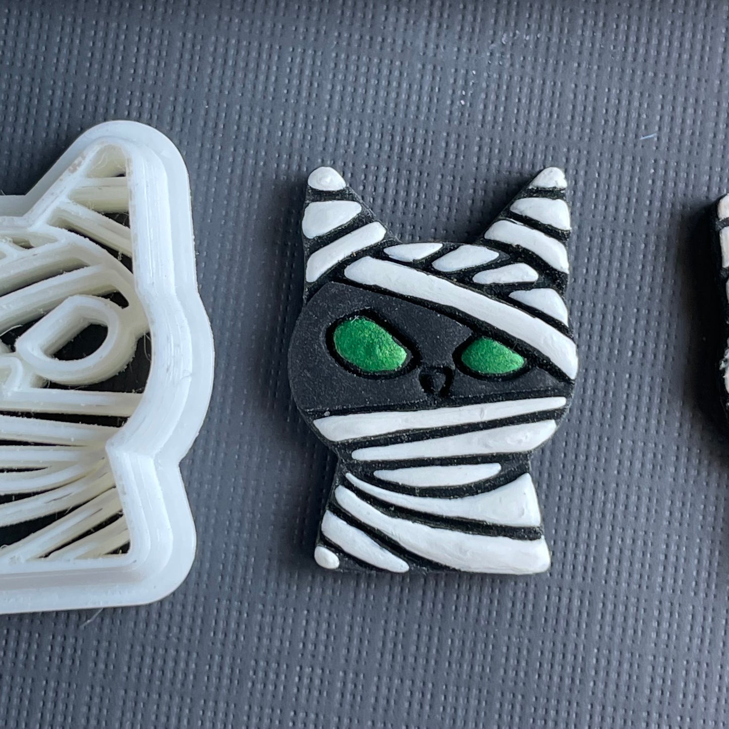 Mummy cat combined stamp/cutter pair