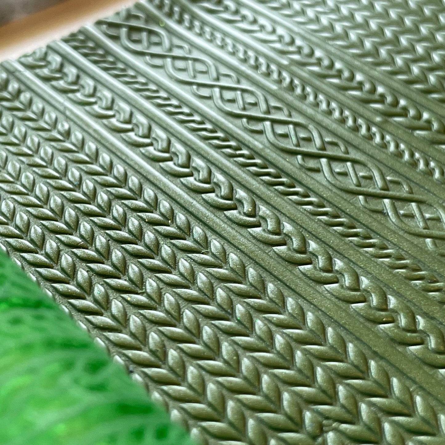 Sweater texture roller